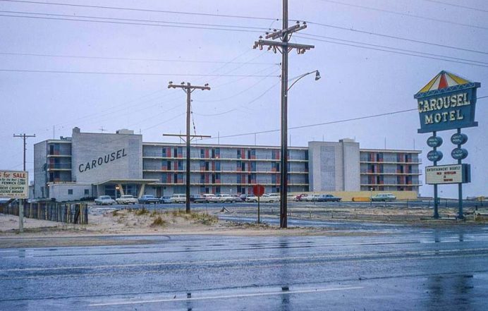 2_the-carousel-hotel-1963.jpg